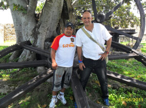 Dos excelentes poetas: Eduard Encina y Carlos Esquivel Guerra.
