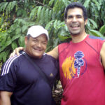 Con su amigo, el escritor y periodista Arnoldo Fernández.